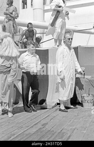 Die Mannschaft des Fabrikschiffs "Jan Wellem" bei der Äquatortaufe, 1930er Jahre. Die Crew der Fabrik Schiff "Jan Wellem" an der Kreuzung-the-line-Zeremonie, 1930er Jahre. Stockfoto