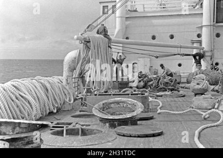 Die Männer des Fabrikschiffs "Jan Wellem" bei ihrer Arbeit ein Deck, 1930er Jahre. Die Crew der Fabrik Schiff "Jan Wellem" Arbeiten an Deck, 1930er Jahre. Stockfoto