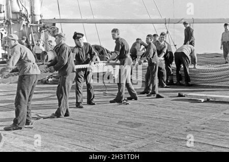 Die Männer des Fabrikschiffs "Jan Wellem" bei ihrer Arbeit ein Deck, 1930er Jahre. Die Crew der Fabrik Schiff "Jan Wellem" Arbeiten an Deck, 1930er Jahre. Stockfoto