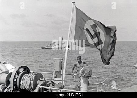 Blick vom Heck des Walfangfabrikschiffs "Jan Wellem" in das Fangboot' Treff V', 1930er Jahre. Ansicht vom Heck des Schiffes "Jan Wellem" des Deutschen Walfangflotte auf Walfang Boot "Treff V', 1930er Jahre. Stockfoto