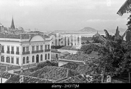 Auf der Heimreise von der Walfischjagd geht die Besatzung des Fabrikschiffs "Jan Wellem 'auf Landgang durch Rio de Janeiro, Brasilien 1930er Jahre. Landgang für die Crew von factory Schiff "Jan Wellem" in Rio de Janeiro, Brasilien 1930. Stockfoto