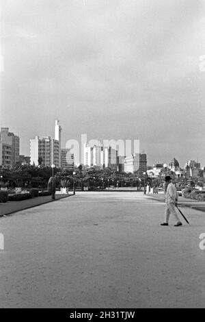 Auf der Heimreise von der Walfischjagd geht die Besatzung des Fabrikschiffs "Jan Wellem 'auf Landgang duch Rio de Janeiro, Brasilien 1930er Jahre. Landgang für die Crew von factory Schiff "Jan Wellem" in Rio de Janeiro, Brasilien 1930. Stockfoto