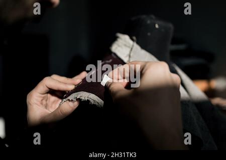 Maßgeschneiderte Arbeit an maßgeschneiderten Anzug in einem Stockfoto