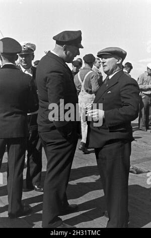 Der Kapitan des Walfangfabrikschiffs "Jan Wellem" Otto Kraul (links) im Gespräch mit dem Schiffseigner Carl Kircheiß (?) in Hamburg, Deutschland 1930er Jahre. Kapitän Otto Kraul (links) Der facotry Schiff "Jan Wellem" Gespräch mit reeders Carl Kircheiss (?) in Hamburg, 1930. Stockfoto