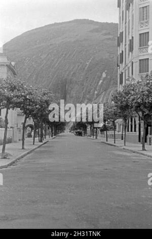 Blick durch eine Straße in den Morro da urca in Rio de Janeiro, Brasilien 1930er Jahre. Blick durch eine Straße zum Berg Morro da urca in Rio de Janeiro, Brasilien 1930. Stockfoto