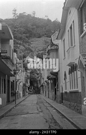 Blick durch eine Straße in den Morro da urca in Rio de Janeiro, Brasilien 1930er Jahre. Blick durch eine Straße zum Berg Morro da urca in Rio de Janeiro, Brasilien 1930. Stockfoto