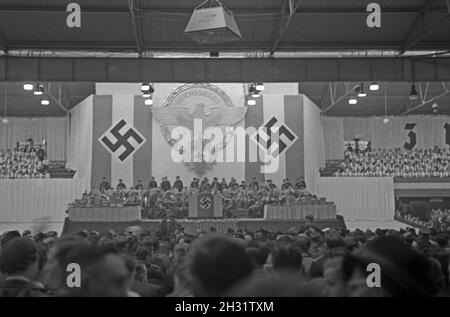 Parteiveranstaltung der NSDAP und HJ 1936 Reichssieger, Deutschland 1930er Jahre. Nsdap-Veranstaltung für die Hitlerjugend Reichssieger Wettbewerb 1936, in Deutschland 1930. Stockfoto