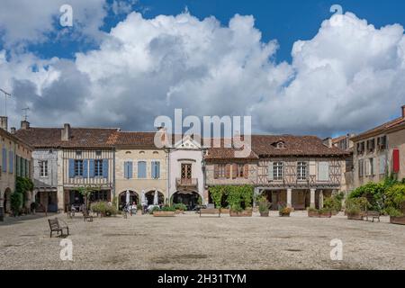 Der Platz Place Royale des Dorfes Labastide d'Armagnac im Herzen des Bas-Armagnac, Frankreich Stockfoto