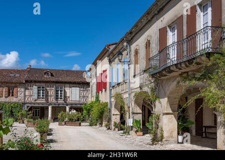 Der Platz Place Royale des Dorfes Labastide d'Armagnac im Herzen des Bas-Armagnac, Frankreich Stockfoto