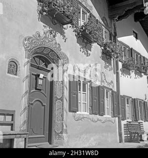 Häuserfront mit typischer Bemalung im Allgäu, Deutschland 1957. Vorderseiten von Häusern mit alpenländischer Malerei des Allgäu, Deutschland 1957. Stockfoto