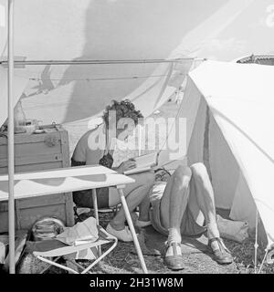 Auf dem Campingplatz, Deutschland 1958. Auf dem Campingplatz, Deutschland 1958. Stockfoto