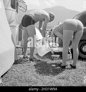 Auf dem Campingplatz, Deutschland 1958. Auf dem Campingplatz, Deutschland 1958. Stockfoto