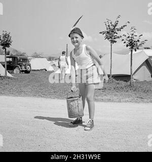 Auf dem Campingplatz, Deutschland 1958. Auf dem Campingplatz, Deutschland 1958. Stockfoto