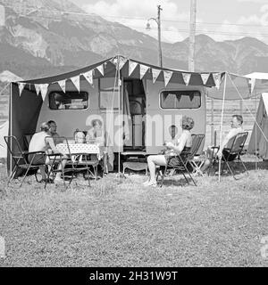 Auf dem Campingplatz, Deutschland 1958. Auf dem Campingplatz, Deutschland 1958. Stockfoto