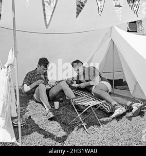 Auf dem Campingplatz, Deutschland 1958. Auf dem Campingplatz, Deutschland 1958. Stockfoto