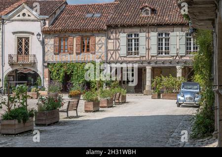 Der Platz Place Royale des Dorfes Labastide d'Armagnac im Herzen des Bas-Armagnac, Frankreich Stockfoto