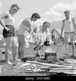 Auf dem Campingplatz, Deutschland 1958. Auf dem Campingplatz, Deutschland 1958. Stockfoto