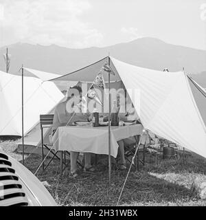 Auf dem Campingplatz, Deutschland 1958. Auf dem Campingplatz, Deutschland 1958. Stockfoto