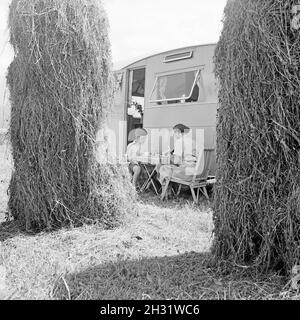 Auf dem Campingplatz, Deutschland 1958. Auf dem Campingplatz, Deutschland 1958. Stockfoto