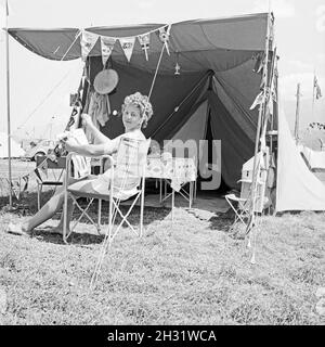 Auf dem Campingplatz, Deutschland 1958. Auf dem Campingplatz, Deutschland 1958. Stockfoto