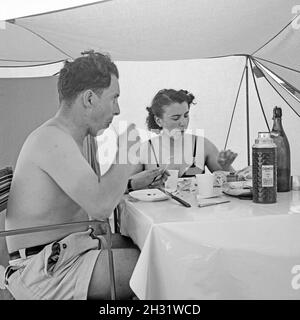 Auf dem Campingplatz, Deutschland 1958. Auf dem Campingplatz, Deutschland 1958. Stockfoto