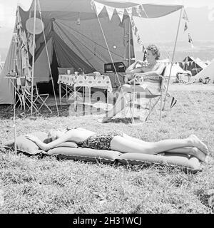 Auf dem Campingplatz, Deutschland 1958. Auf dem Campingplatz, Deutschland 1958. Stockfoto