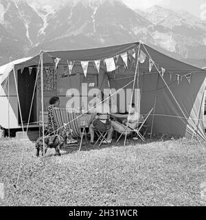 Auf dem Campingplatz, Deutschland 1958. Auf dem Campingplatz, Deutschland 1958. Stockfoto