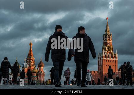 MOSKAU, RUSSLAND - 24 2021. OKTOBER: Männer gehen auf dem Roten Platz Stockfoto