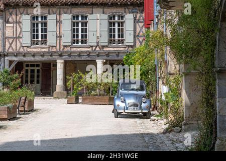 Der Platz Place Royale des Dorfes Labastide d'Armagnac im Herzen des Bas-Armagnac, Frankreich Stockfoto