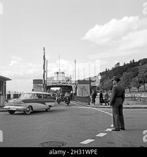 Polizei bei der Verkehrsregelung an der Fähre in Meersburg, Deutschland 1958. Ein Polizist, der seine Arbeit am Eingang der Meersburg-Fähre, Deutschland 1958, verantut. Stockfoto