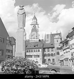 Blick vom Brunnen auf die St. Nikolaus Kirche in Überlingen, Deutschland 1958. Blick auf die Nikolauskirche in Überlingen, Deutschland 1958. Stockfoto