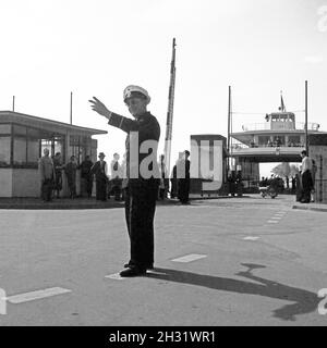 Polizei bei der Verkehrsregelung an der Fähre in Meersburg, Deutschland 1958. Ein Polizist, der seine Arbeit am Eingang der Meersburg-Fähre, Deutschland 1958, verantut. Stockfoto