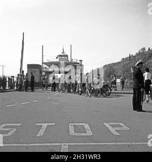 Polizei bei der Verkehrsregelung an der Fähre in Meersburg, Deutschland 1958. Ein Polizist, der seine Arbeit am Eingang der Meersburg-Fähre, Deutschland 1958, verantut. Stockfoto