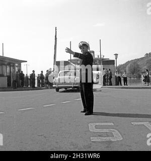 Polizei bei der Verkehrsregelung an der Fähre in Meersburg, Deutschland 1958. Ein Polizist, der seine Arbeit am Eingang der Meersburg-Fähre, Deutschland 1958, verantut. Stockfoto