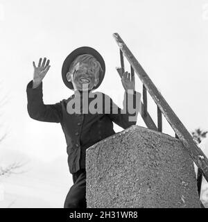 Ein Junge spielt als Schornsteinfeger den Glücksbringer für das neue Jahr, Deutschland 1955. Ein kleiner Junge spielt den Schornsteinfeger als Symbol für das Glück für das neue Jahr, Deutschland 1955. Stockfoto