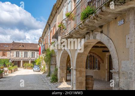 Der Platz Place Royale des Dorfes Labastide d'Armagnac im Herzen des Bas-Armagnac, Frankreich Stockfoto