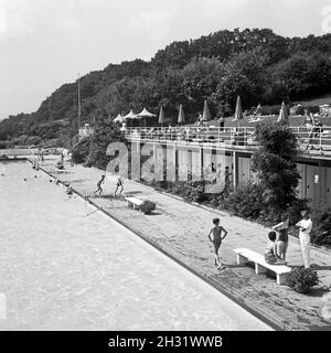 Entspannung am Nachmittag auf dem Neroberg im Norden von Wiesbaden, Deutschland 1950er Jahre. Nachmittag Entspannung auf dem Neroberg Hügel im Norden von Wiesbaden, Deutschland 1950er Jahre. Stockfoto