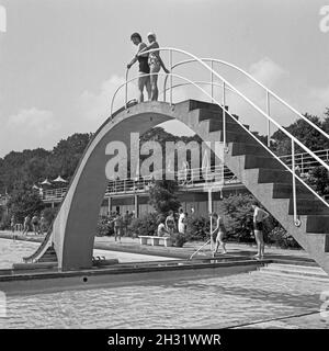 Entspannung am Nachmittag auf dem Neroberg im Norden von Wiesbaden, Deutschland 1950er Jahre. Nachmittag Entspannung auf dem Neroberg Hügel im Norden von Wiesbaden, Deutschland 1950er Jahre. Stockfoto