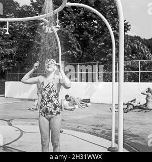 Entspannung am Nachmittag auf dem Neroberg im Norden von Wiesbaden, Deutschland 1950er Jahre. Nachmittag Entspannung auf dem Neroberg Hügel im Norden von Wiesbaden, Deutschland 1950er Jahre. Stockfoto