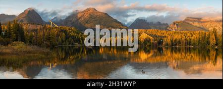 Herbstpanorama Strbske Pleso See. Ruhige, herbstliche Abendszene des Nationalparks hohe Tatra, Slowakei, Europa. Stockfoto
