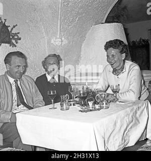 Beisammensitzen in trauter Runde, Deutschland 1958. Zusammen mit Freunden und Familie, Deutschland 1958. Stockfoto