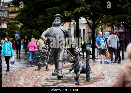 Dundee, Schottland, Desperate Dan, treuer Putsch Dawg und katapultschwingende Minnie the Minx-STATUE der Künstler Tony und Susie Morrow Stockfoto