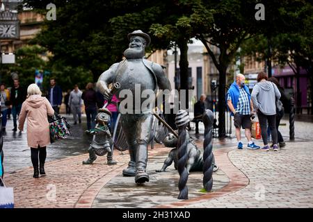 Dundee, Schottland, Desperate Dan, treuer Putsch Dawg und katapultschwingende Minnie the Minx-STATUE der Künstler Tony und Susie Morrow Stockfoto