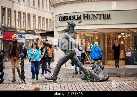 Dundee, Schottland, Desperate Dan, treuer Putsch Dawg und katapultschwingende Minnie the Minx-STATUE der Künstler Tony und Susie Morrow Stockfoto