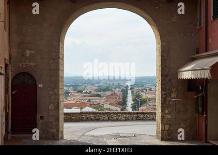 Tor der Stadtmauer der Altstadt von Castiglione del Lago mit Blick auf die Neustadt, Umbrien, Italien Stockfoto