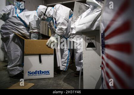 Kathmandu, Bagmati, Nepal. Oktober 2021. Sanitäter, die in persönlicher Schutzausrüstung aufgesetzt sind, öffnen am Montag die Kartons mit dem von den USA gespendeten Pfizer Anti-COVID-Impfstoff, um ihn in einen Kühlschrank in einer lokalen Lagereinrichtung in Kathmandu zu laden. Nepal erhielt eine Tranche von 100,620 Dosen des Pfizer-Impfstoffs, der zur Impfung der Jugendlichen Bevölkerung mit längeren Gesundheitszuständen verwendet werden sollte. DIE USA hatten Anfang Juli auch mehr als eine Million Dosen J&J-Impfstoff an die Himalayan Nation gespendet. Quelle: Amit Machamasi/ZUMA Wire/Alamy Live News Stockfoto