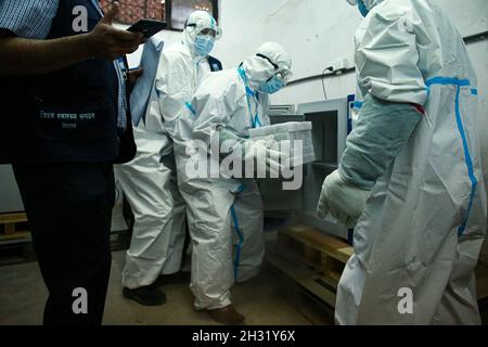 Kathmandu, Bagmati, Nepal. Oktober 2021. Sanitäter, die in persönlicher Schutzausrüstung aufgesetzt wurden, laden den von den USA gespendeten Pfizer Anti-COVID-Impfstoff am Montag in einen Kühlschrank in einer lokalen Lagereinrichtung in Kathmandu. Nepal erhielt eine Tranche von 100,620 Dosen des Pfizer-Impfstoffs, der zur Impfung der Jugendlichen Bevölkerung mit längeren Gesundheitszuständen verwendet werden sollte. DIE USA hatten Anfang Juli auch mehr als eine Million Dosen J&J-Impfstoff an die Himalayan Nation gespendet. Quelle: Amit Machamasi/ZUMA Wire/Alamy Live News Stockfoto