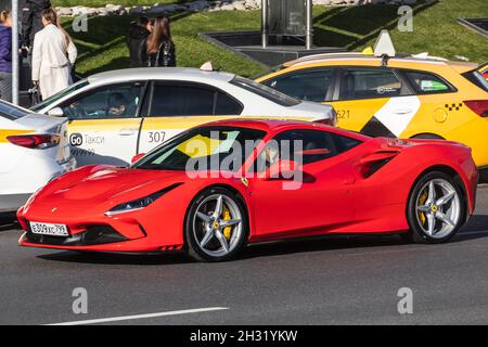 Moskau, Russland - 13. Oktober 2021: Der rote Ferrari F8 wird an einem warmen Herbsttag vor dem Hintergrund eines Parkplatzes auf der Straße geparkt Stockfoto