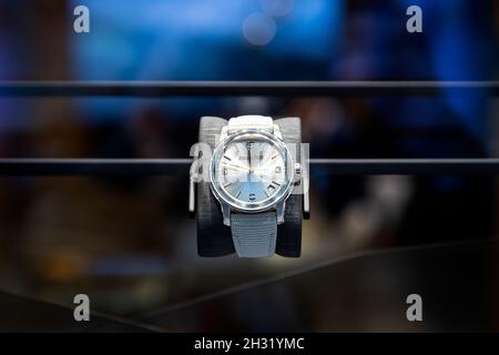 Moskau, Russland - 15. Oktober 2021: Nahaufnahme einer weißen Audemars Piguet-Uhr in einem Schaufenster Stockfoto