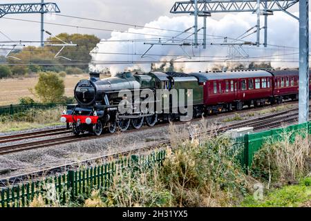 Wellingborough, Großbritannien. Oktober 2021. Bahamas eine Dampflokomotive der Jubilee-Baureihe 5596, die 1934 für die LMS gebaut wurde und durch Northamptonshire bis nach York führt. Stockfoto